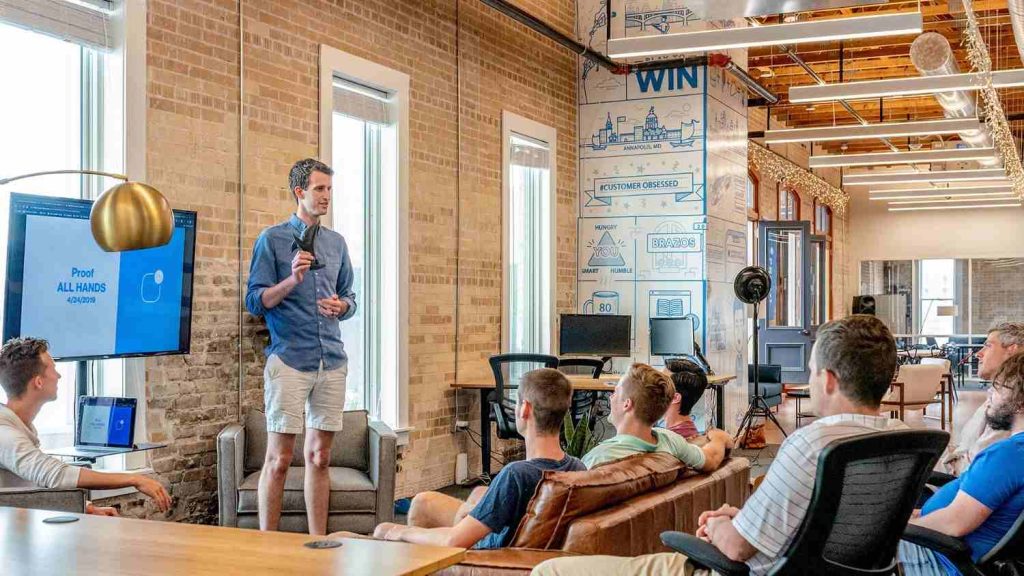 Présentation dans un bureau moderne