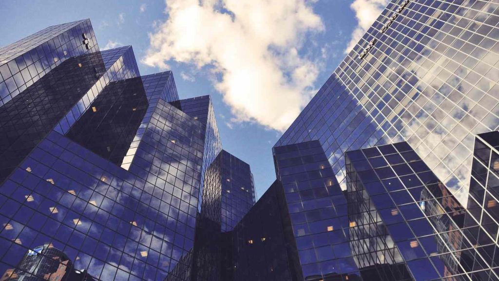 Gratte-ciels modernes sous le ciel