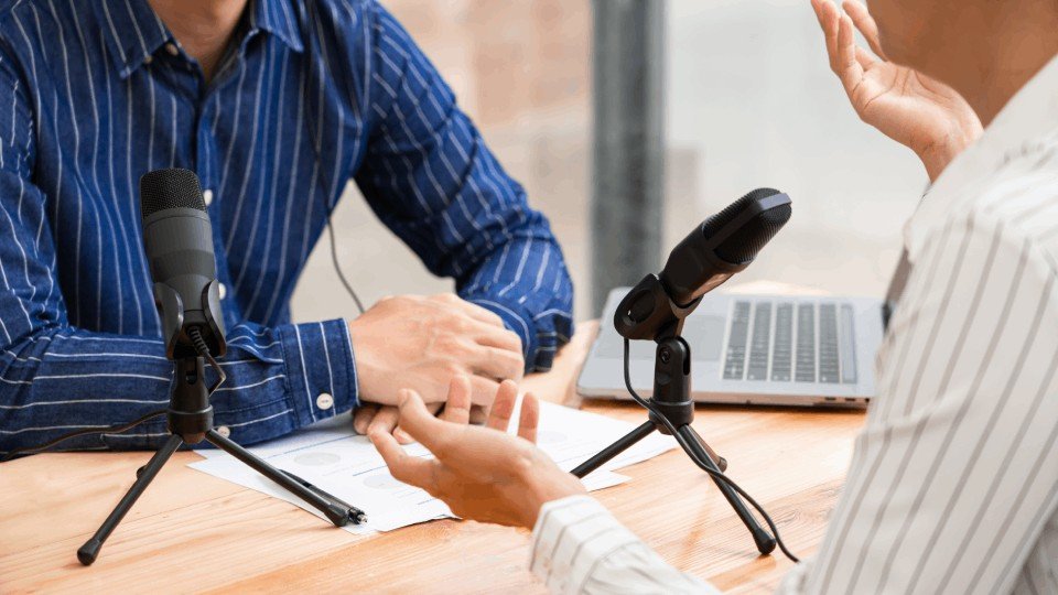 Discussion avec des microphones